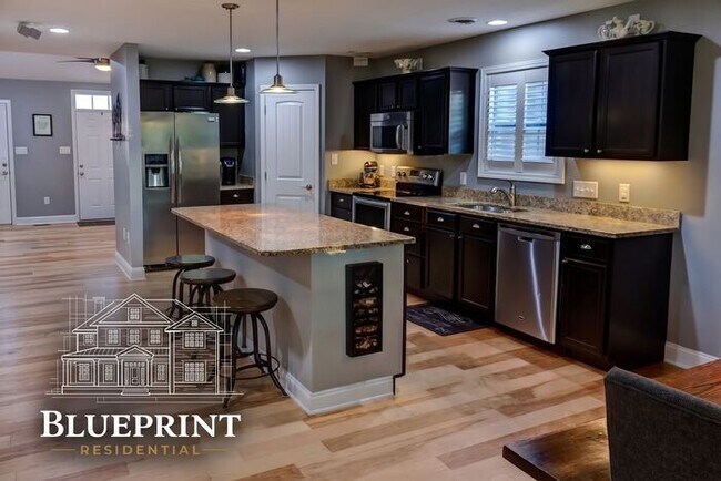 Building Photo - Quiet neighborhood, great neighbors, great ranch layout with beautiful covered back deck!