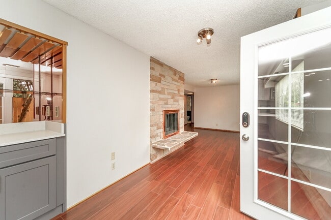 Building Photo - Cozy Unit available!