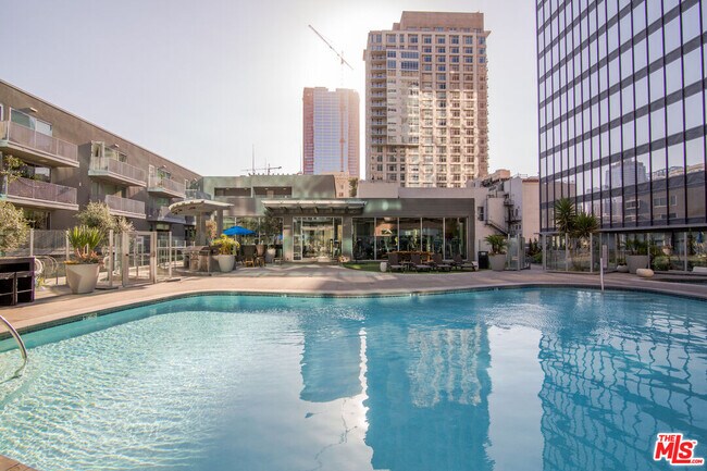 Building Photo - 901 Flower St