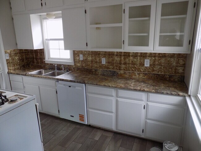 Building Photo - BCR 4208 L Street-4