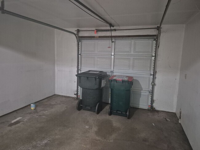 Building Photo - 896 Wescott Square