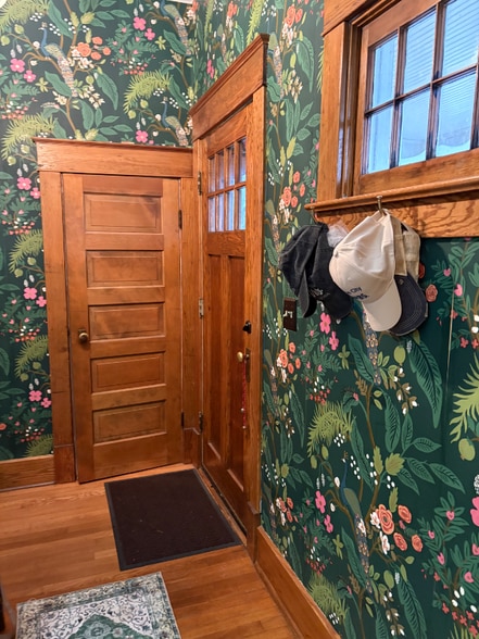 Building Photo - 940 S Cedar St