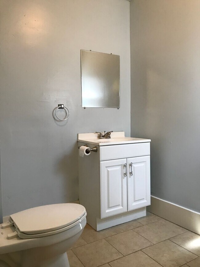 Building Photo - 3 bed -1.5 bath house near GVSU Pew Campus.