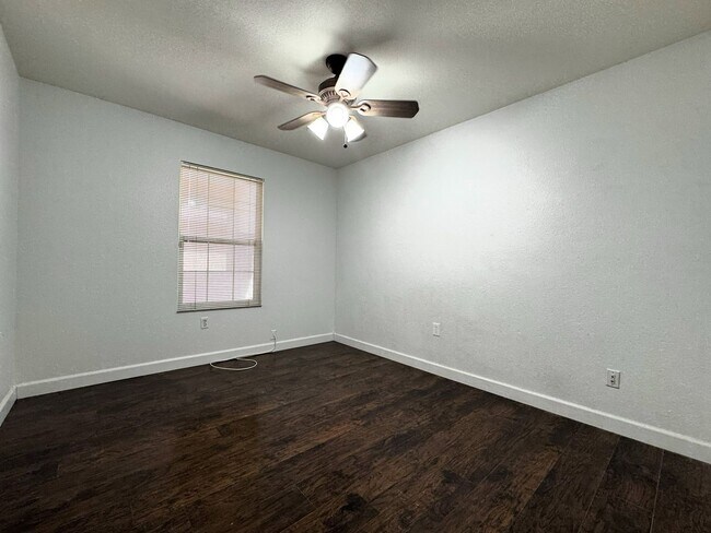 Building Photo - 3 BEDROOM WITH FIREPLACE AND LVP PLANK FLO...