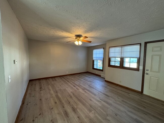 Building Photo - PRICE REDUCED! 4 Bedroom, 1.5 Bathroom House Available, Centrally Located! ¡Casa de 4 dormitorios...