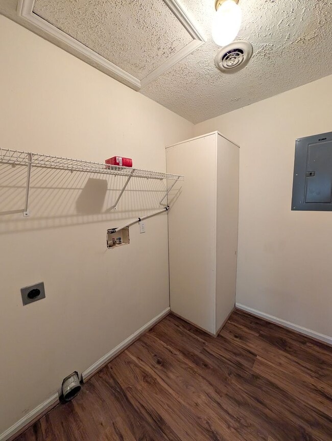 Building Photo - Black Mountain Upper Level Apartment Rental