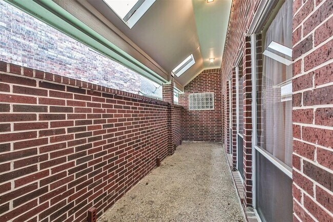 Building Photo - 16 Kelliwood Ct Cir