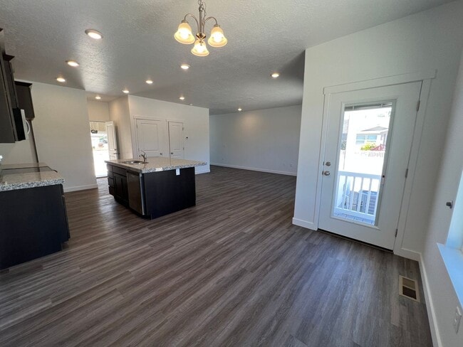 Building Photo - TOWNHOUSE IN TAYLORSVILLE