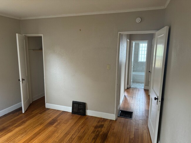 Building Photo - Great little home without the high price!