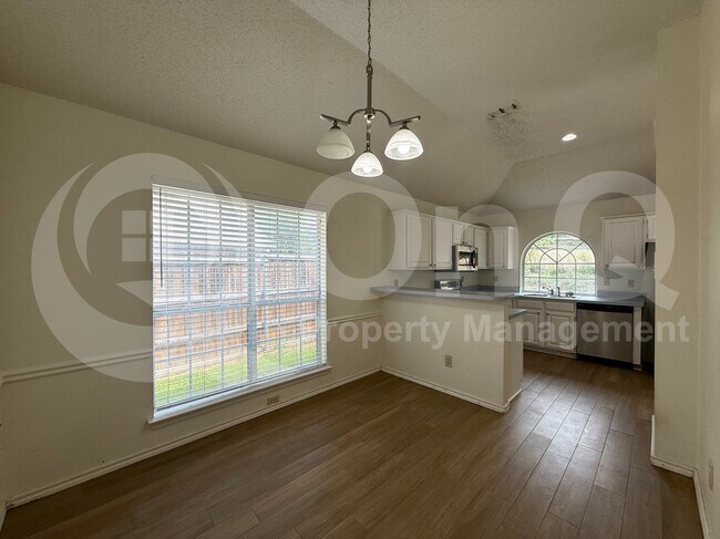 Building Photo - 1206 Hyde Park Dr