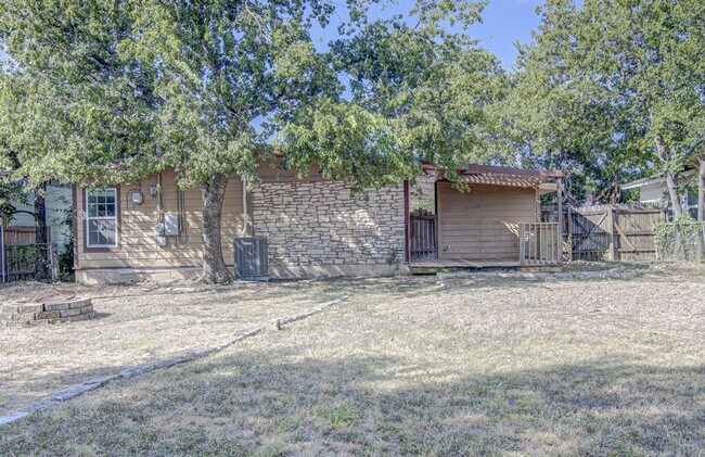 Building Photo - 1410 Kamar Dr