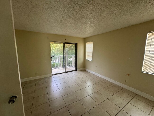 Building Photo - Large one bedroom Apartment with Central A...