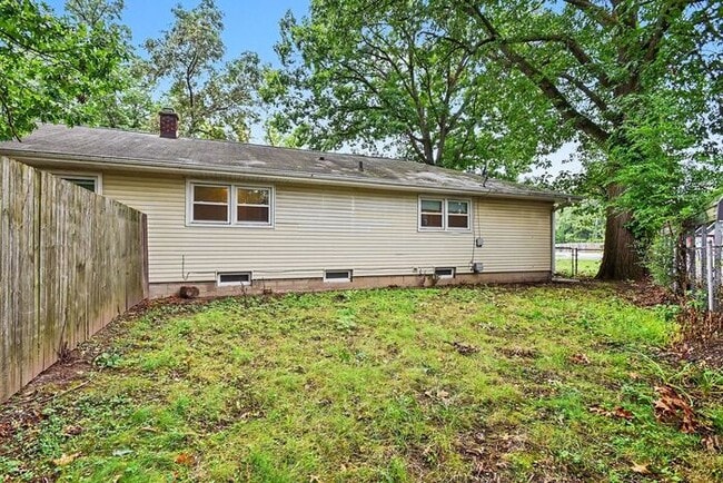 Building Photo - $1174- 2-bedroom duplex with spacious basement!