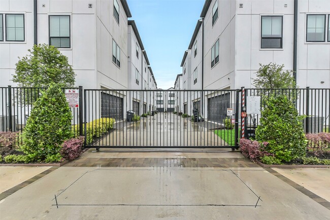 Building Photo - 2804 Grand Fountains Dr