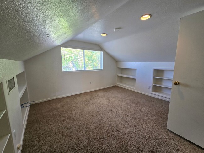 Building Photo - 607 Avenue G