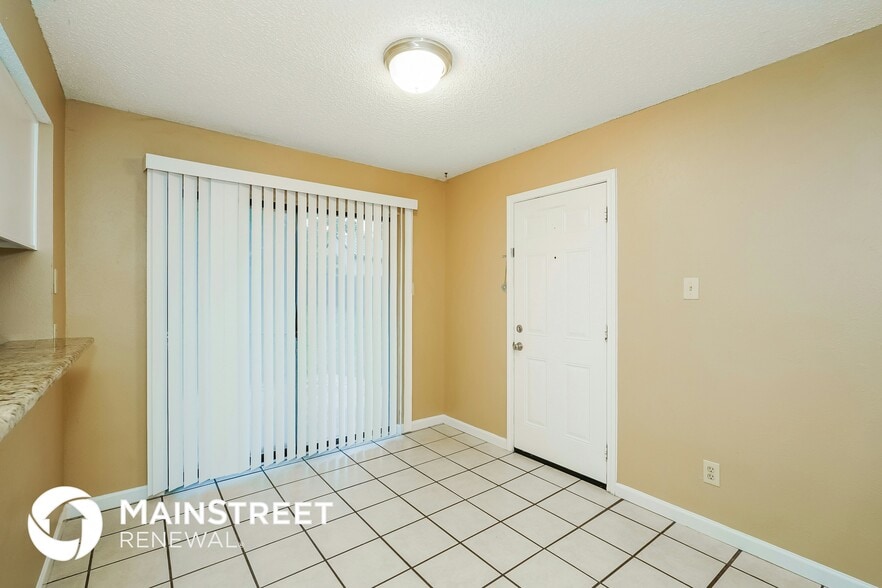 Building Photo - 728 Poe St