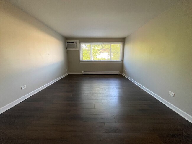 Building Photo - 8816 Briar Ct