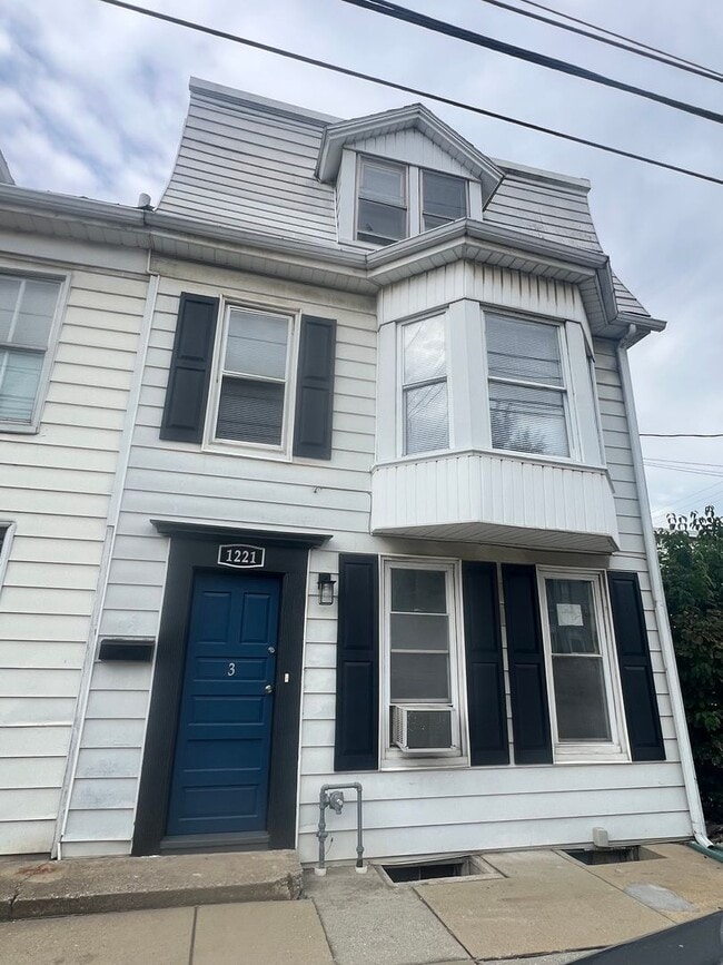 Primary Photo - 1221 E Philadelphia St