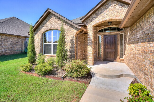 Building Photo - 1713 Pinewood Dr