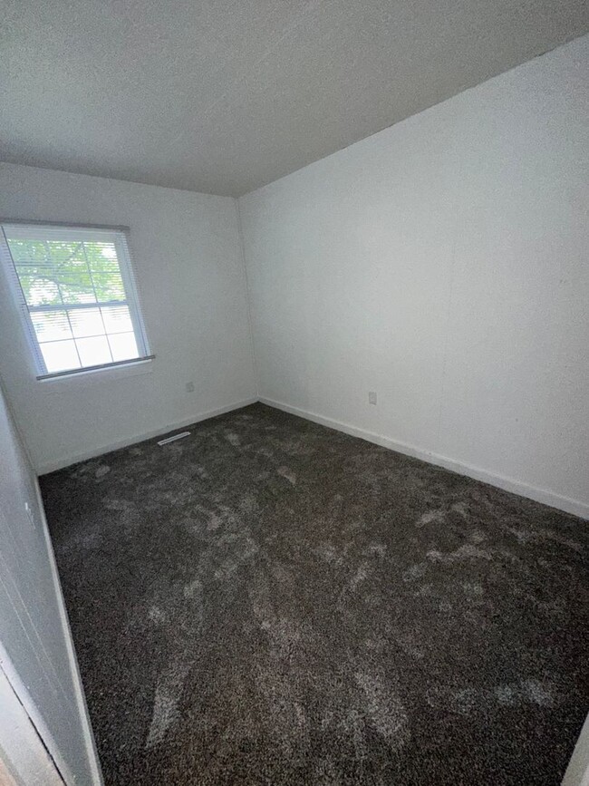 Building Photo - 3 BR/1 BA on a quiet street!