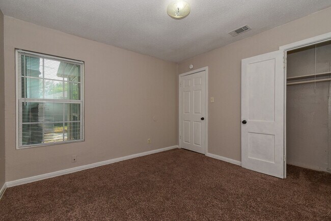 Building Photo - 1103 Pecan Ave