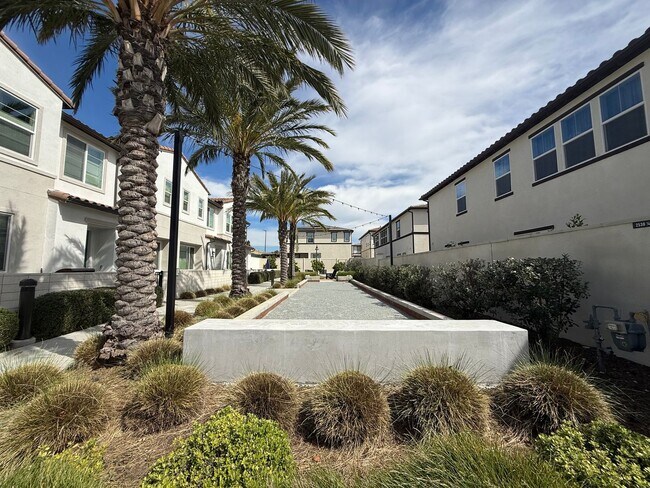 Building Photo - 3 bedroom + loft, 2 1/2 bath townhome in amazing Simi Valley location