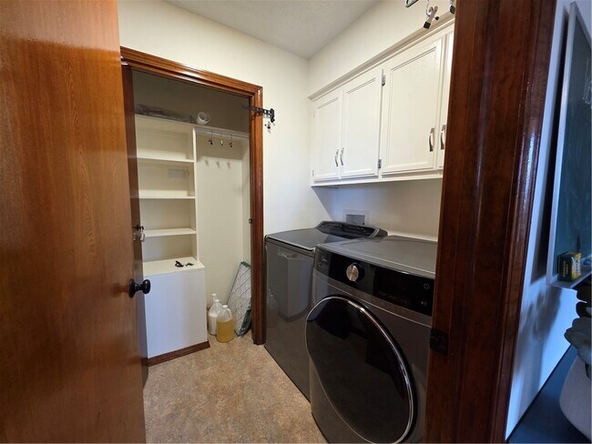 Building Photo - 11 Folkingham Ln