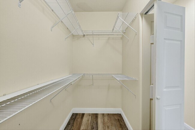 Building Photo - Large and Clean home on a corner lot. 3 Be...
