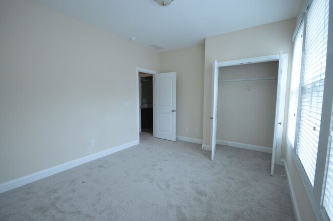 Building Photo - 542 Finnbar Dr