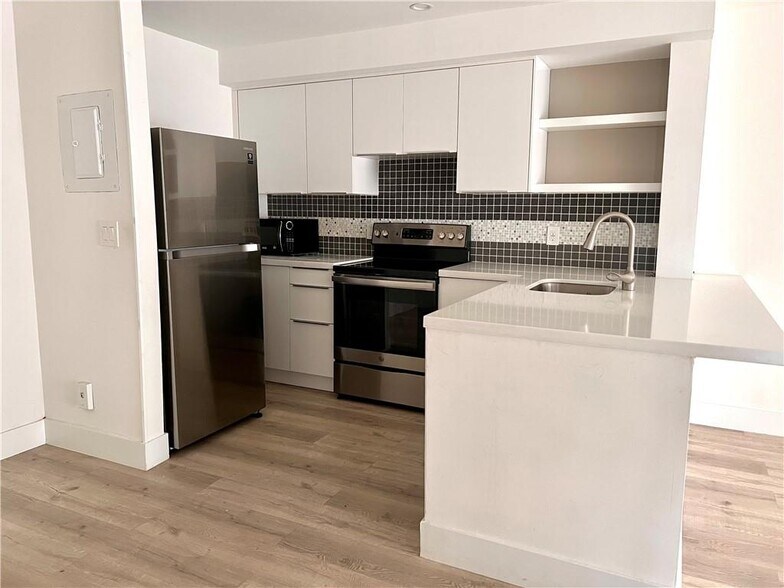 Building Photo - 10930 Royal Palm Blvd