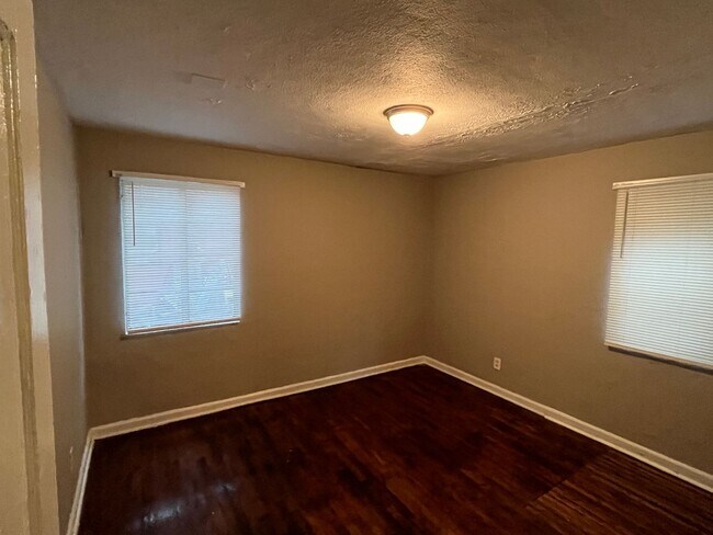 Building Photo - **ON HOLD**2 Bedroom / 1 Bathroom Total El...
