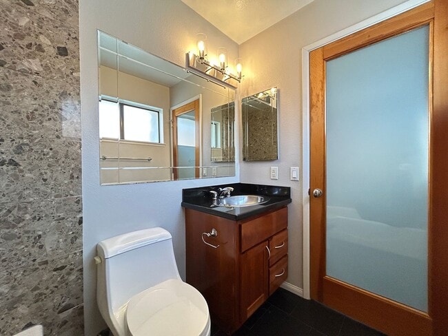 Building Photo - Beautifully Upgraded 2 Bed 2.5 Bath Townhome