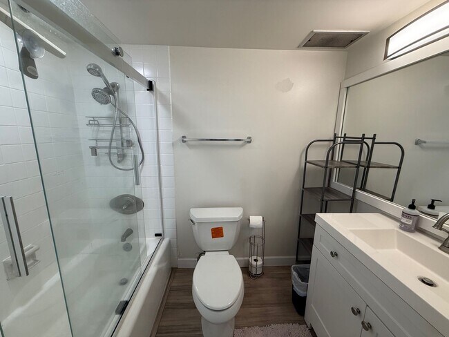 Building Photo - Conveniently Located One Bed/One Bath/One Parking at Piikoi Plaza