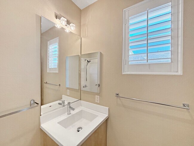 Building Photo - Stunning 3B/3.5BA Townhouse in Mission Val...