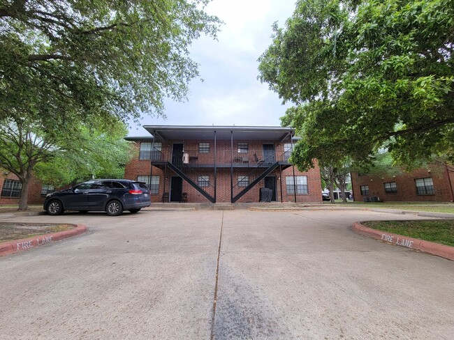 Building Photo - College Station - 3 Bedrooms / 2 baths four plex downstairs unit.