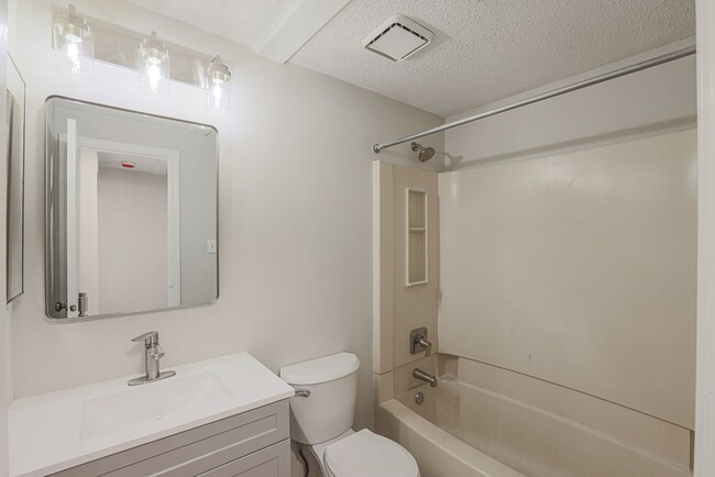 Building Photo - JUST RENOVATED Huge 3 bedroom 3 bathroom t...