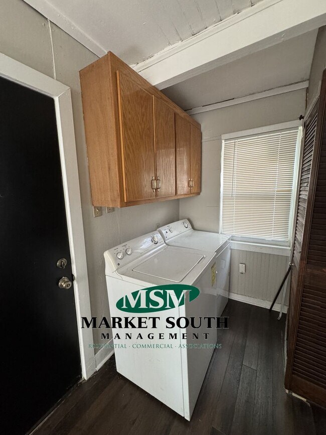 Building Photo - **APPLICATION PENDING!!** CUTE MIDTOWN BUN...