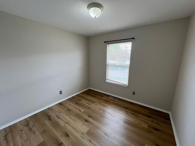 Building Photo - 3 Bedroom 2 Bath Home In the Francis Howel...