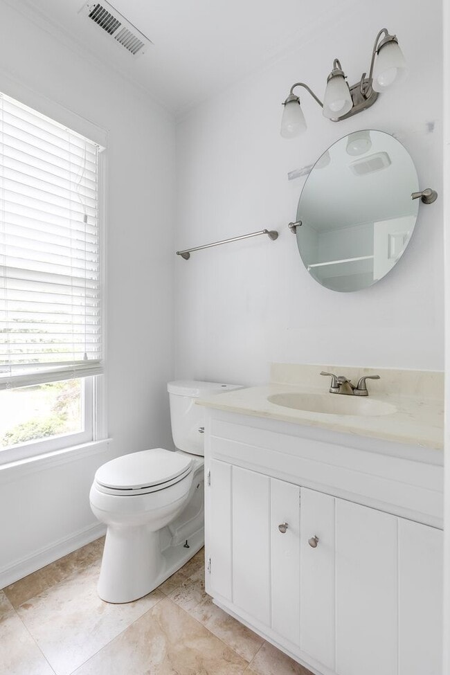 Building Photo - Beautiful 3 bedroom 2.5 bath in Woodlake