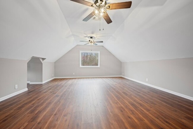 Building Photo - Country Living on 5 Acres