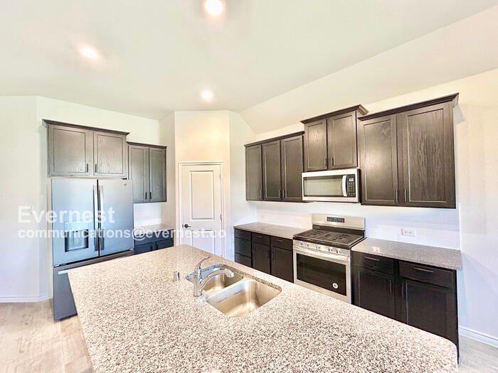 Building Photo - 2462 San Marcos Dr