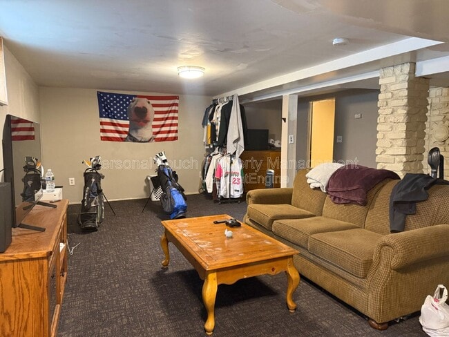 Building Photo - 606 5th St S