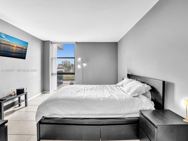 Building Photo - 3675 N Country Club Dr