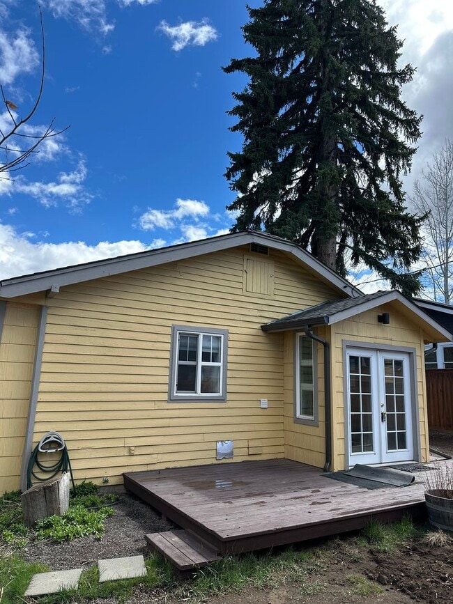 Building Photo - Charming 2 Bed / 2 Bath Home in Prime Westside Bend Location