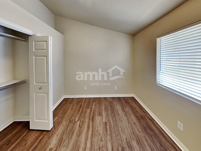 Building Photo - 156 W Rory Ln