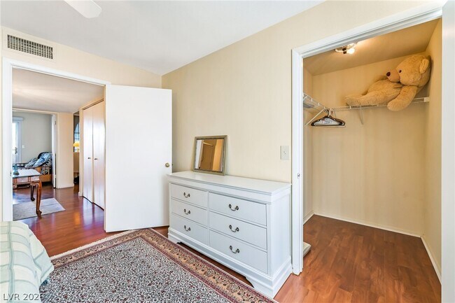 Building Photo - 3125 N Buffalo Dr