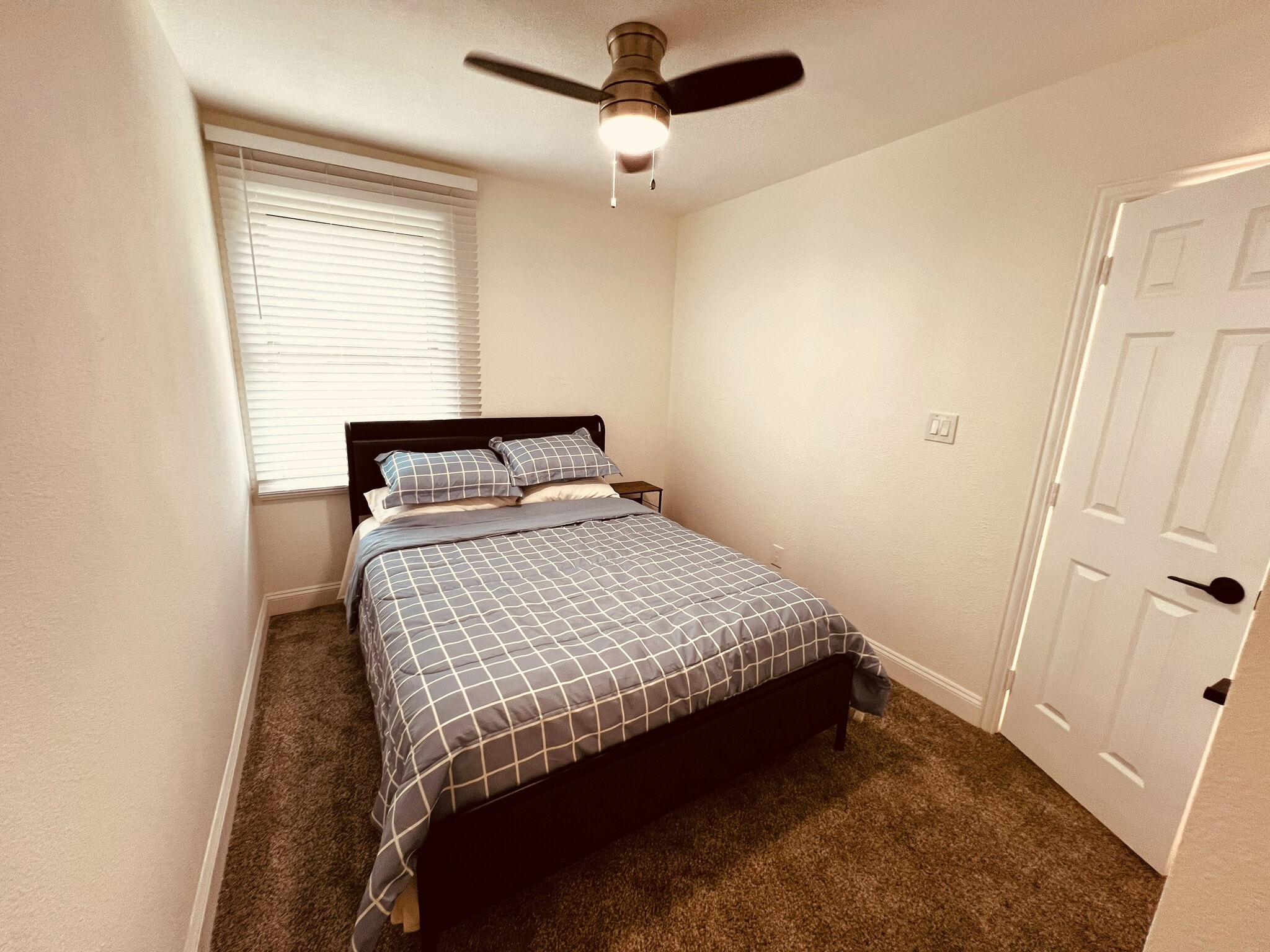 Building Photo - Room in House on W Brooklyn Ave