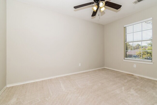 Building Photo - 1112 Hampton Dr