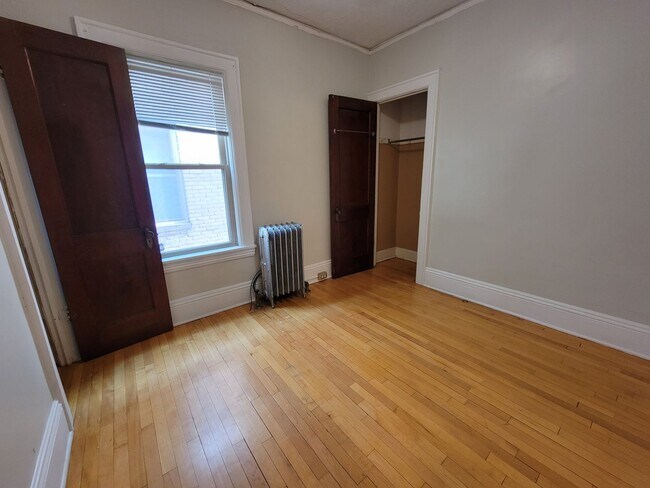 Building Photo - Lovely 2Br / 1Ba South Uptown Condo w/ Har...