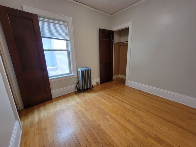 Building Photo - Lovely 2Br / 1Ba South Uptown Condo w/ Hardwood Floors, Sunroom, Fenced Backyard!